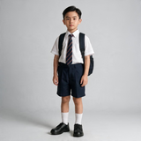 Niño con uniforme escolar y zapatos negros Su Favorita, ideales para uso diario en primaria y secundaria.