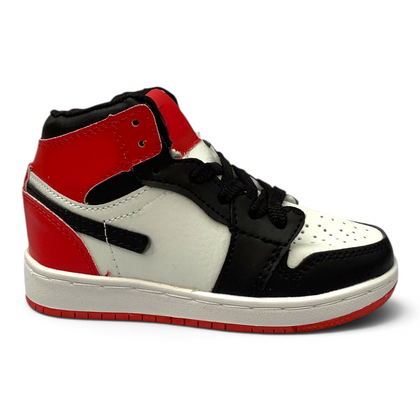 Tenis de bota para niño Su Favorita en colores negro, blanco y rojo con diseño clásico y suela de goma resistente.