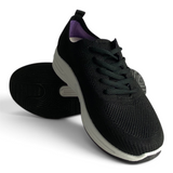 Tenis deportivos Su Favorita para mujer en color negro con suela blanca, diseño tejido cómodo y moderno.