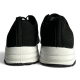 Vista trasera de tenis deportivos Su Favorita en color negro con suela blanca, diseño tejido y cómodo para mujer.