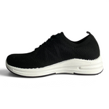 Tenis deportivos Su Favorita para mujer en color negro con suela blanca, diseño tejido cómodo y moderno.