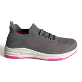 Tenis deportivos Su Favorita para mujer en color gris con detalles en rosa y suela blanca, diseño tejido transpirable