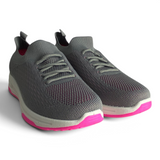 Tenis deportivos Su Favorita para mujer en color gris con detalles en rosa, diseño tejido y suela cómoda