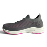 Tenis deportivos Su Favorita para mujer en color gris con detalles en rosa, suela blanca y tejido transpirable.