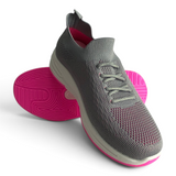 Tenis deportivos Su Favorita para mujer en color gris con detalles en rosa, tejido transpirable y suela cómoda.