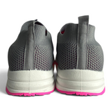 Tenis deportivos Su Favorita para mujer en tejido gris con suela blanca y detalles en rosa, vista trasera.
