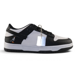 Tenis Su Favorita Nike SB estilo urbano en blanco y negro con bordado de paloma y etiqueta metálica colgante