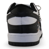 Vista trasera de tenis Su Favorita Nike para joven en color blanco y negro con detalle de bordado de ave