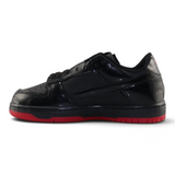 Tenis casuales Su Favorita para joven en color negro con acabado de charol y suela roja, vista lateral.