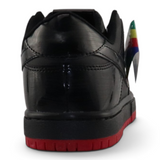 Tenis casuales Su Favorita para joven en color negro con acabado charol y suela roja, vista trasera del calzado.