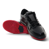Tenis casuales Su Favorita para joven en color negro con acabado de charol y suela roja, estilo urbano clásico.