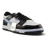 Tenis Su Favorita para joven en charol blanco, negro y azul cielo con cordones negros y diseño urbano