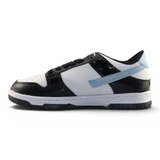 Tenis Su Favorita para joven en charol blanco, negro y azul cielo con diseño urbano de corte clásico