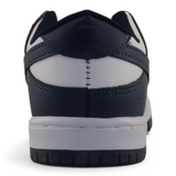 Vista trasera de tenis Nike Su Favorita en color blanco y azul marino con logo en el talón para jóvenes