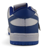 Vista trasera de tenis casuales Su Favorita en color blanco y azul con detalle de marca en el talón