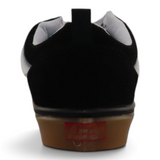 Vista trasera de tenis de skate Su Favorita en color negro con suela de goma color ámbar y detalle de marca