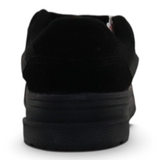 Vista trasera de tenis de skate Su Favorita juveniles en color negro fabricados en nobuck con suela resistente