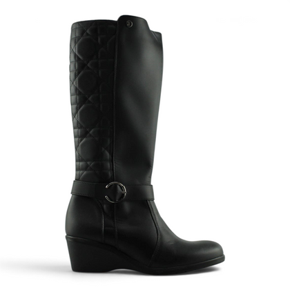 Bota alta para dama Su Favorita en color negro con detalle acolchado y tacón cuña, diseño elegante y versátil